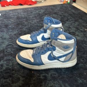 I’m selling true blue Jordan 1. The size is 6y. The colors are white grey, blue.